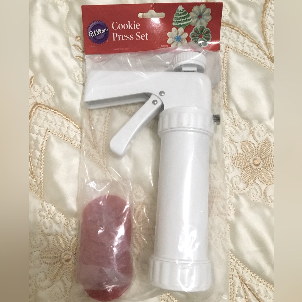 Wilton White Cookie Press with 12  Red cookie discs